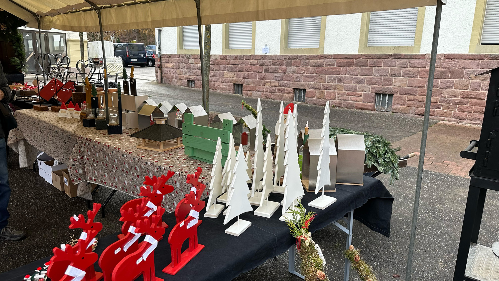 Adventsmarkt-Stand mit Selbstgemachtem