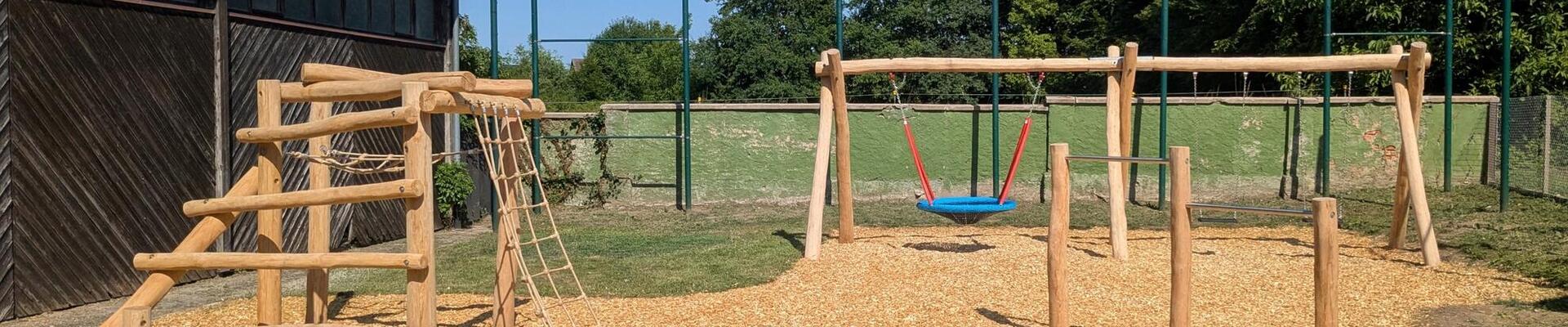 Neuer Spielplatz vom TÜV abgenommen