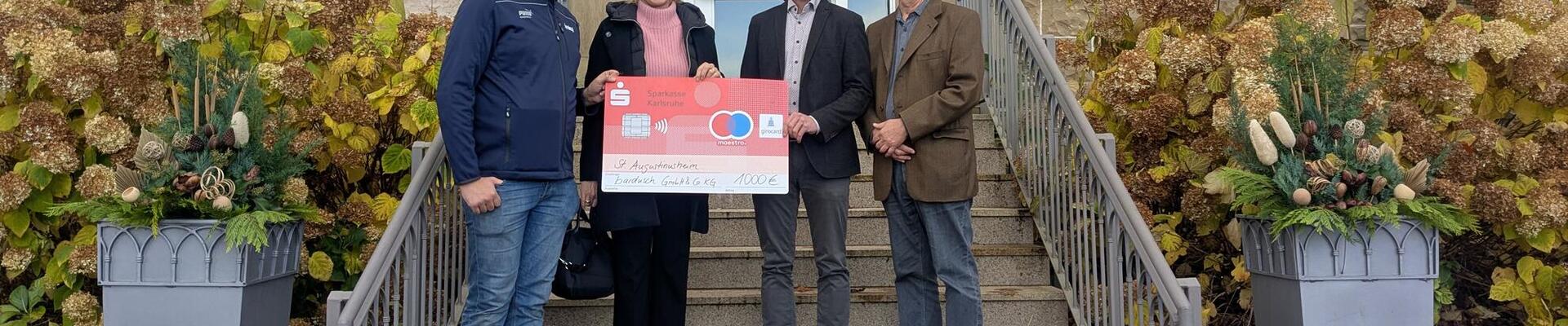 Herr Krehl nimmt die Spende entgegen