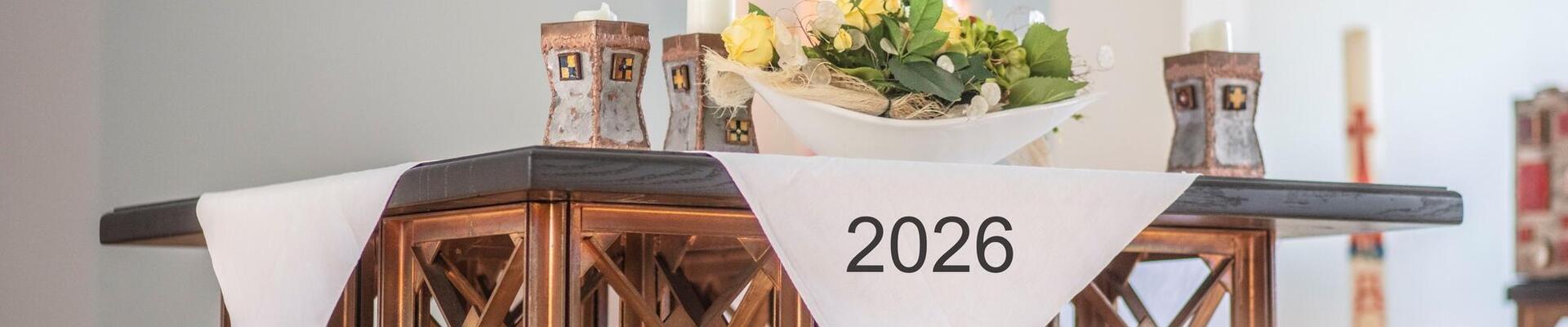 Weihnachtlich geschmückter Altar in der Kapelle des St. Franziskusheim