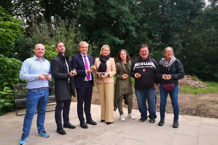 Gruppenfoto der Förderer und Unterstützer der Bienen-AG