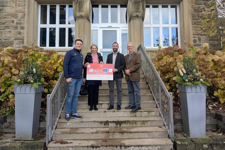 Herr Krehl nimmt die Spende entgegen